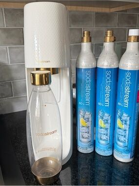SodaStream White and Gold Sparkling Water with 3 CO2 cylinders